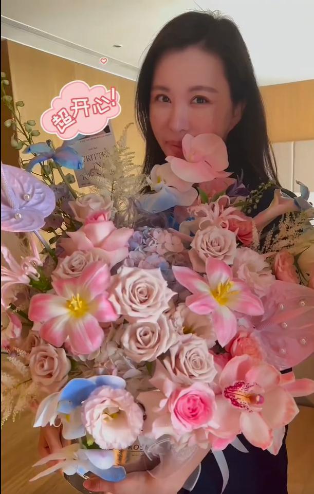 田朴珺高调秀恩爱！捧情人节鲜花含泪哽咽，甜喊老公笨笨
