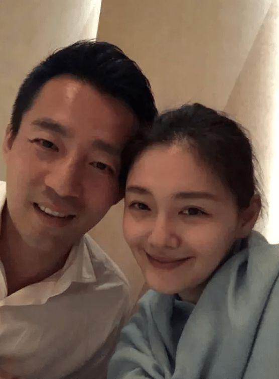 汪小菲直播罕提大S 戴墨镜眼角缝针疑似整容