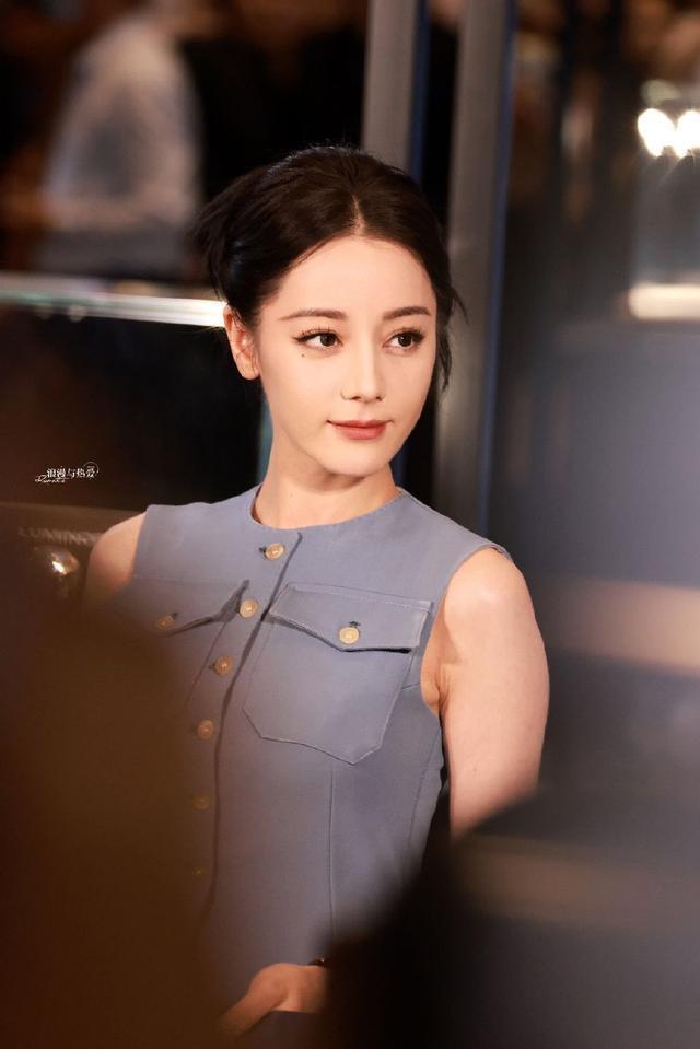 迪丽热巴穿蓝色套装秀身材 盘发造型侧颜线条优越