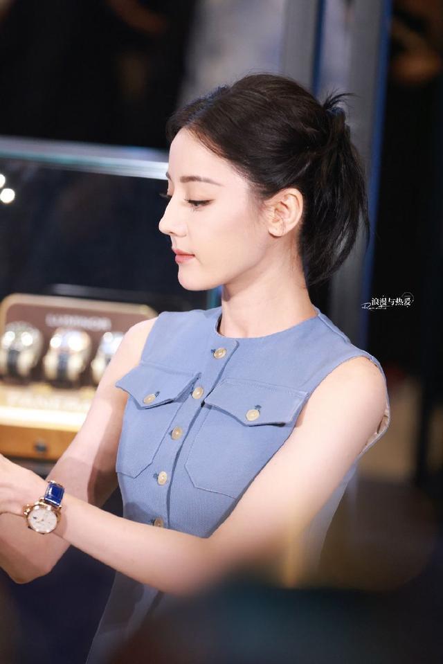 迪丽热巴穿蓝色套装秀身材 盘发造型侧颜线条优越