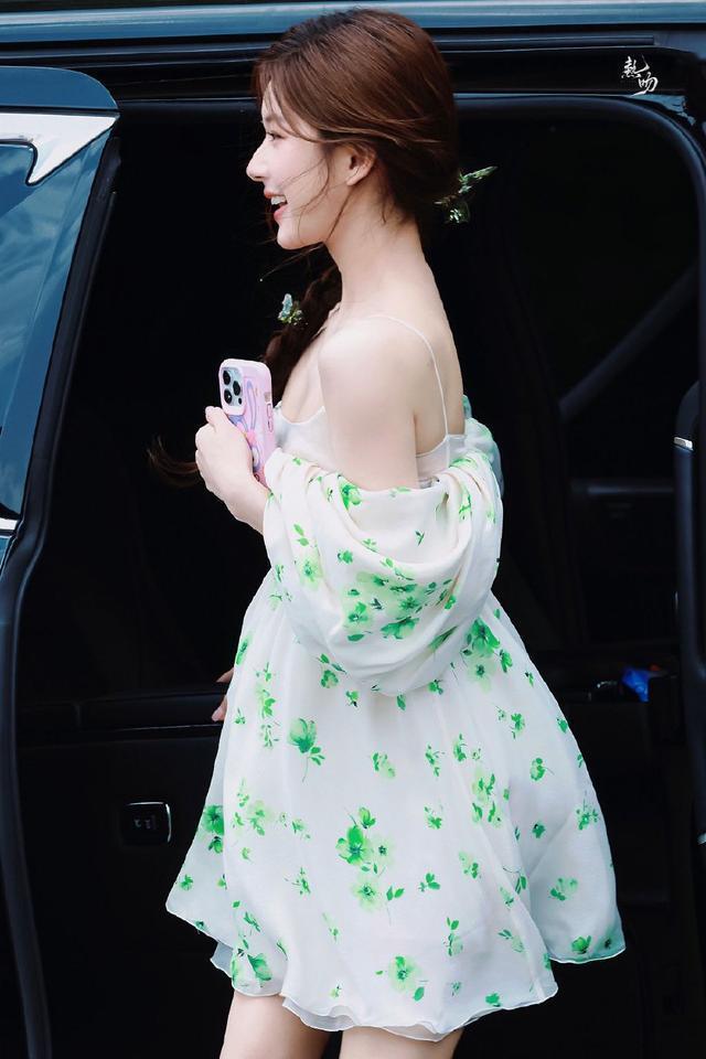 赵露思穿绿色碎花吊带裙 仙气飘飘甜美可人