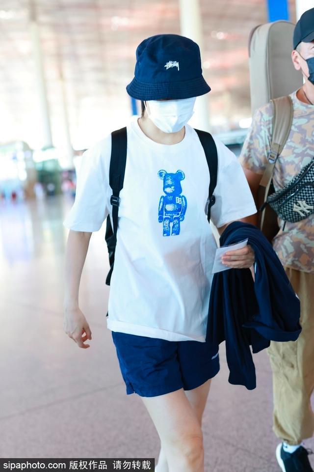 李宇春穿白色T恤现身机场 舒适惬意活力十足
