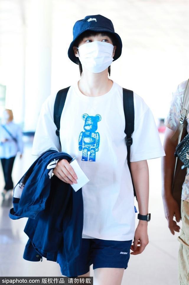 李宇春穿白色T恤现身机场 舒适惬意活力十足