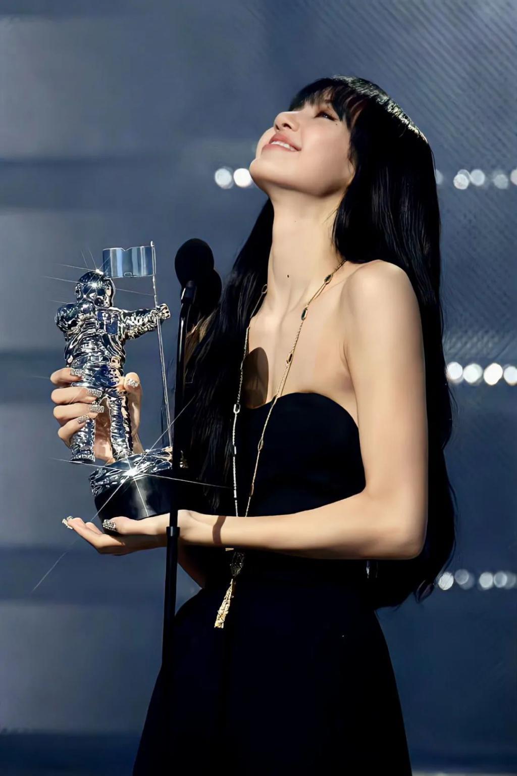 Blackpink的Lisa跟世界首富的儿子好上了