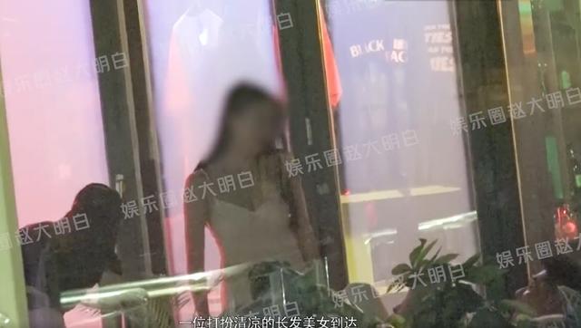 买超酒吧与好友续摊 搂长发美女肩膀动作亲昵