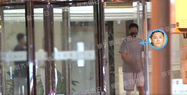 买超酒吧与好友续摊 搂长发美女肩膀动作亲昵