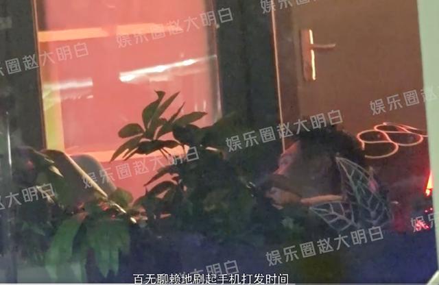 买超酒吧与好友续摊 搂长发美女肩膀动作亲昵
