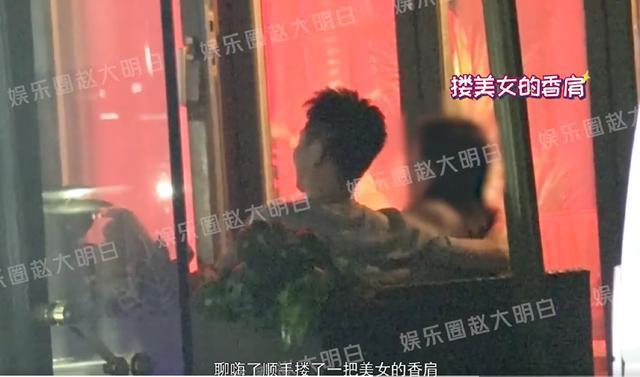 买超酒吧与好友续摊 搂长发美女肩膀动作亲昵