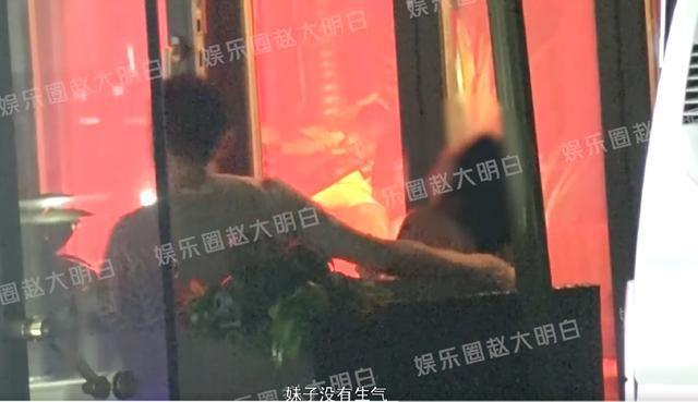 买超酒吧与好友续摊 搂长发美女肩膀动作亲昵