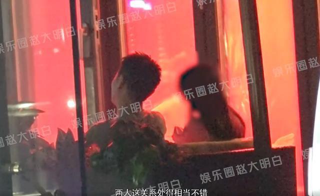 买超酒吧与好友续摊 搂长发美女肩膀动作亲昵