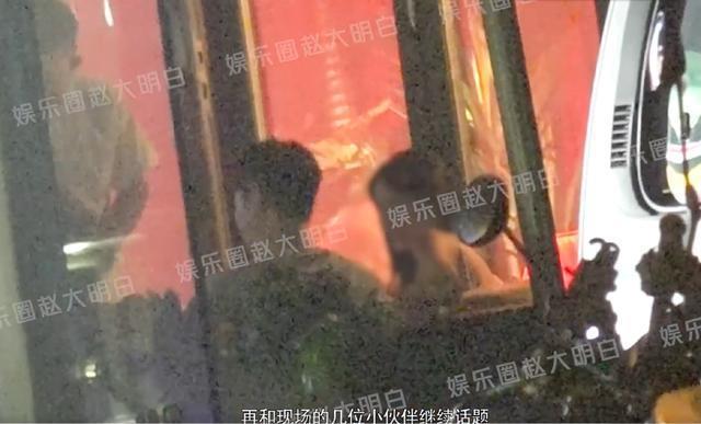 买超酒吧与好友续摊 搂长发美女肩膀动作亲昵