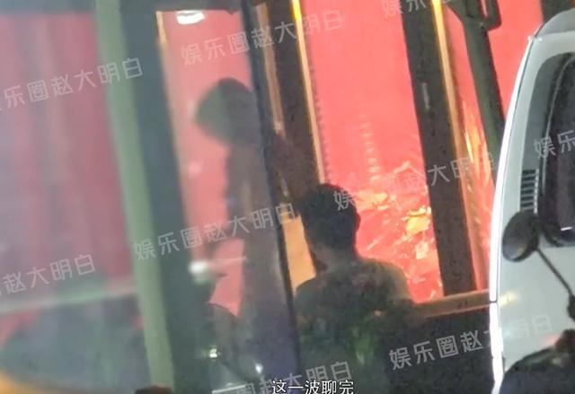 买超酒吧与好友续摊 搂长发美女肩膀动作亲昵