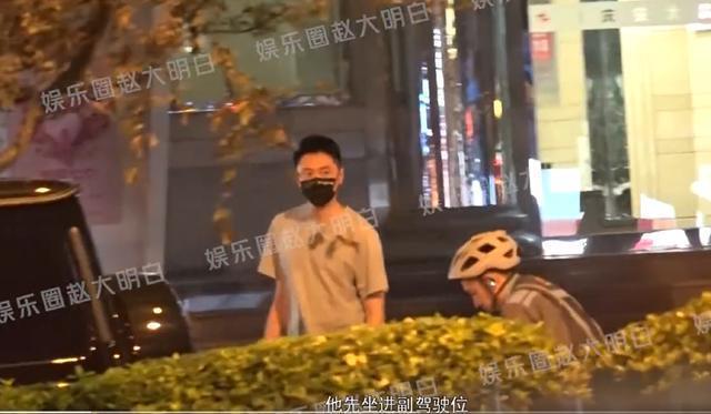 买超酒吧与好友续摊 搂长发美女肩膀动作亲昵