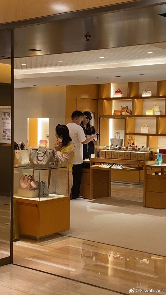 黄子韬徐艺洋过七夕？网友爆料香港偶遇两人
