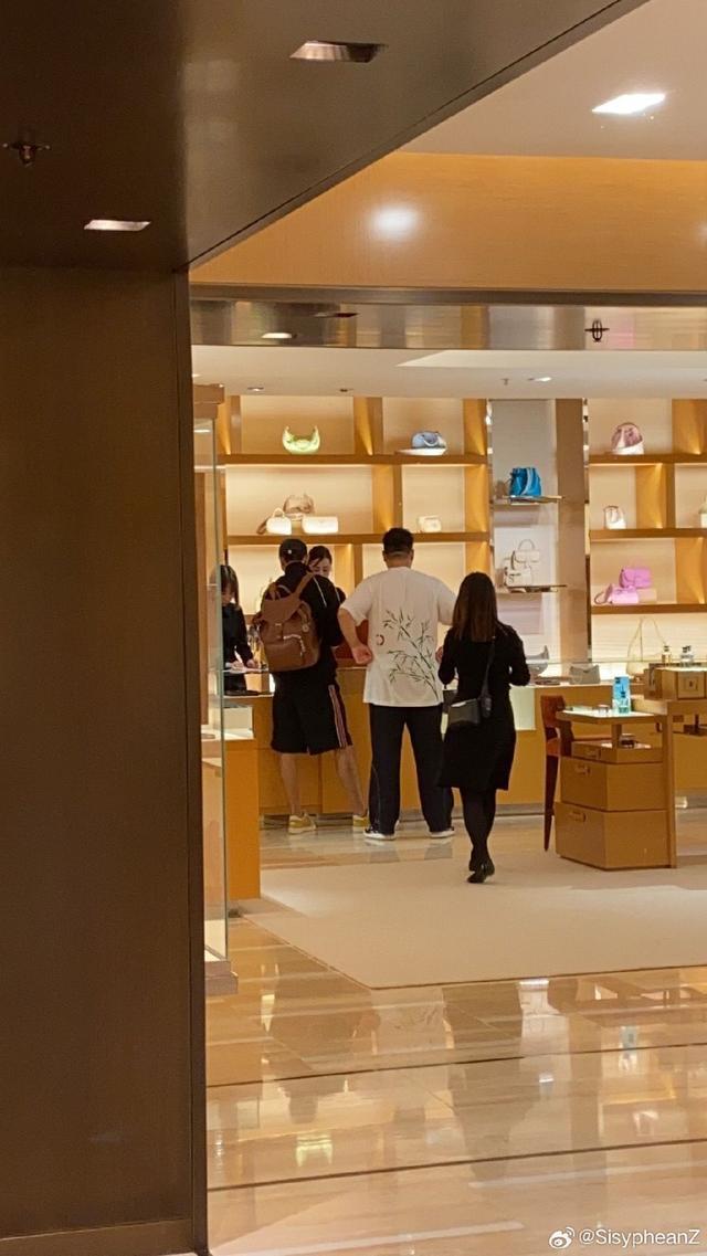 黄子韬徐艺洋过七夕？网友爆料香港偶遇两人