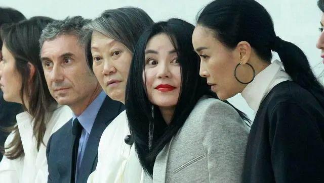 70岁甄妮无惧资本！发文手撕《好声音》，还点名那英那辛两姐妹