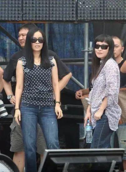 70岁甄妮无惧资本！发文手撕《好声音》，还点名那英那辛两姐妹