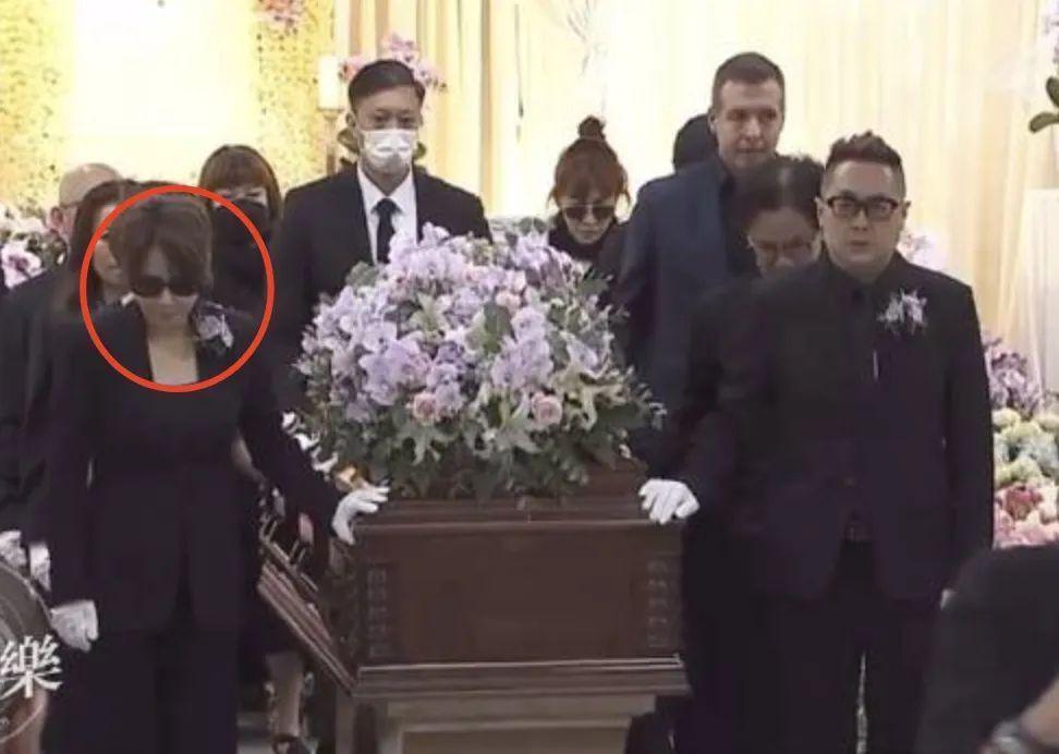 70岁甄妮无惧资本！发文手撕《好声音》，还点名那英那辛两姐妹