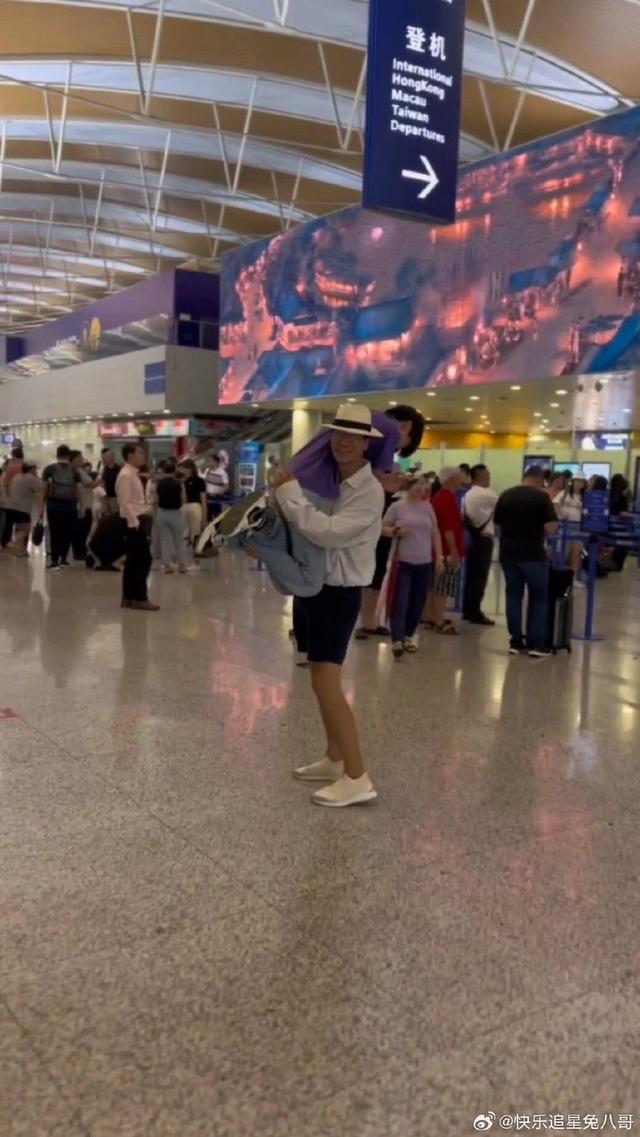 张亮送儿子出国留学 肩扛儿子不舍分离画面温馨