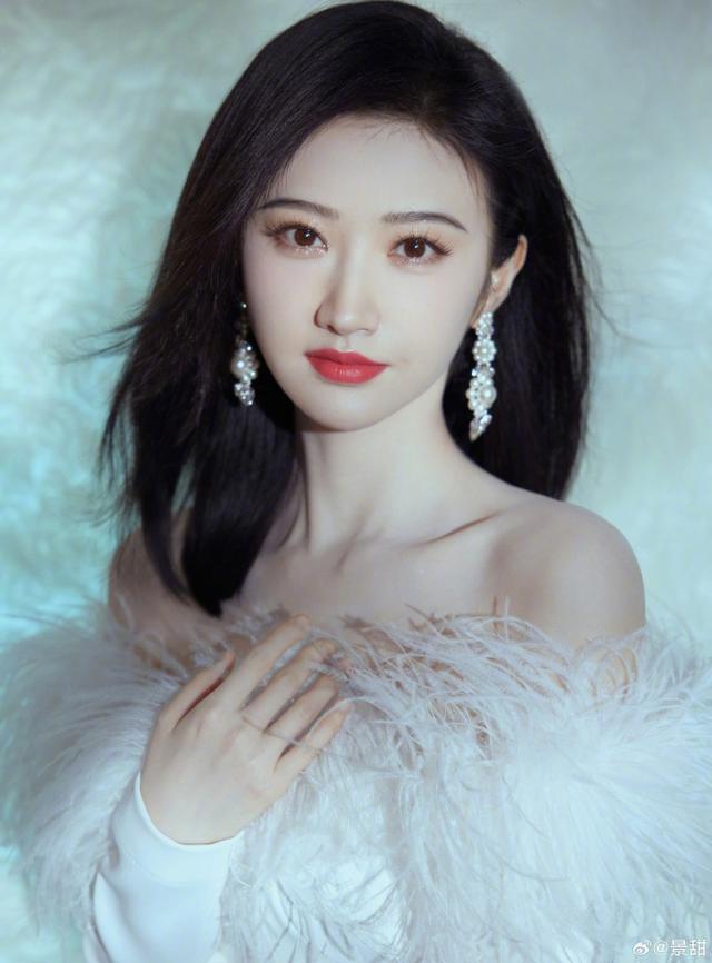景甜穿白色羽毛露肩裙秀锁骨 眼神温柔优雅迷人