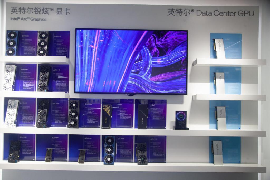 轻薄本也能运行大语言模型，英特尔推动 PC 生成式 AI 落地