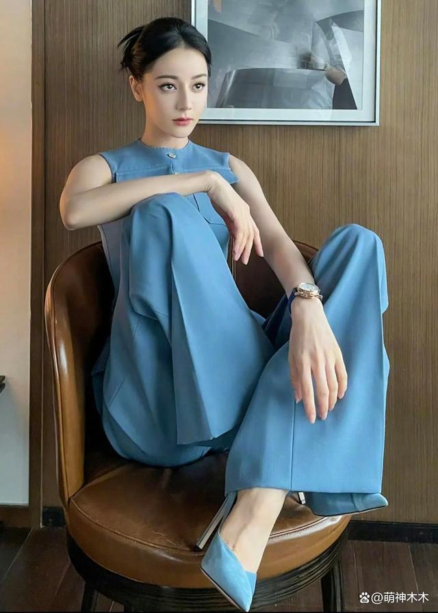 热巴出席活动状态引热议，万元套装像酒店前台，暴露真实身材