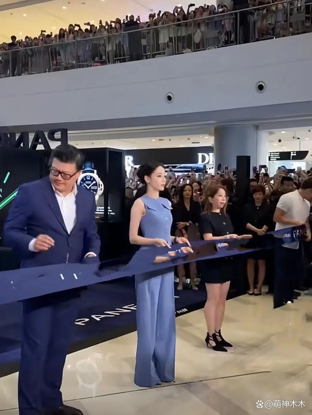 热巴出席活动状态引热议，万元套装像酒店前台，暴露真实身材