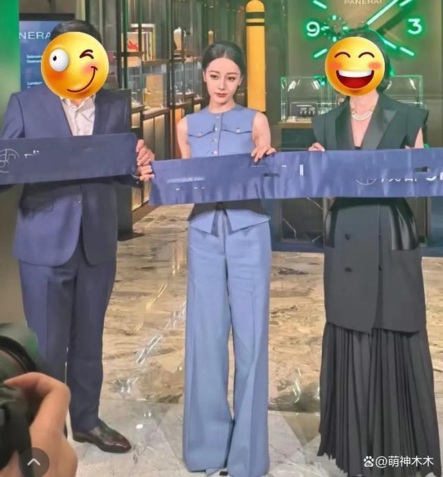 热巴出席活动状态引热议，万元套装像酒店前台，暴露真实身材