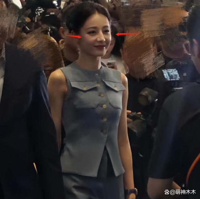 热巴出席活动状态引热议，万元套装像酒店前台，暴露真实身材