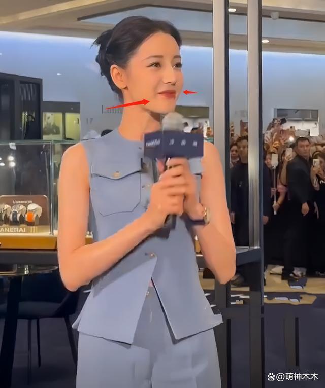 热巴出席活动状态引热议，万元套装像酒店前台，暴露真实身材
