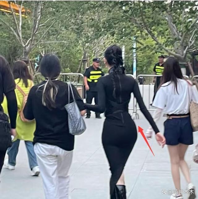 热巴出席活动状态引热议，万元套装像酒店前台，暴露真实身材