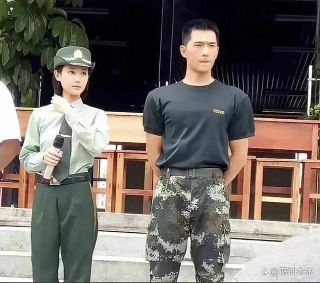 热巴出席活动状态引热议，万元套装像酒店前台，暴露真实身材
