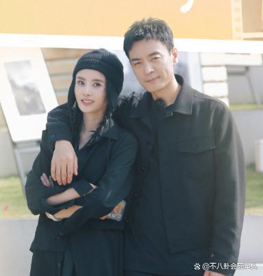 李光洁官宣二胎，细看他对二婚妻子的态度才明白郝蕾为何离开