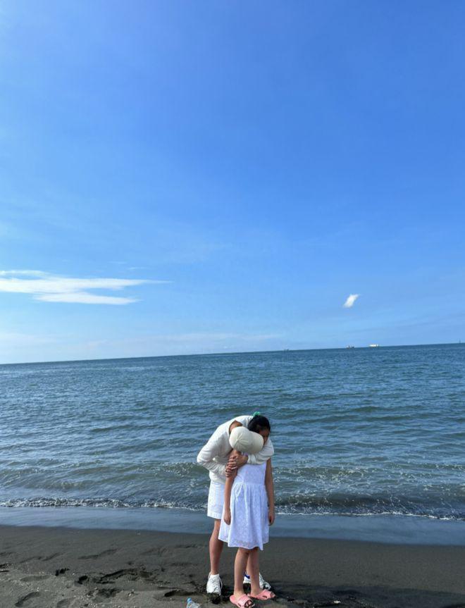 汪小菲返台在海边抱着女儿，小玥儿被指神态不情愿