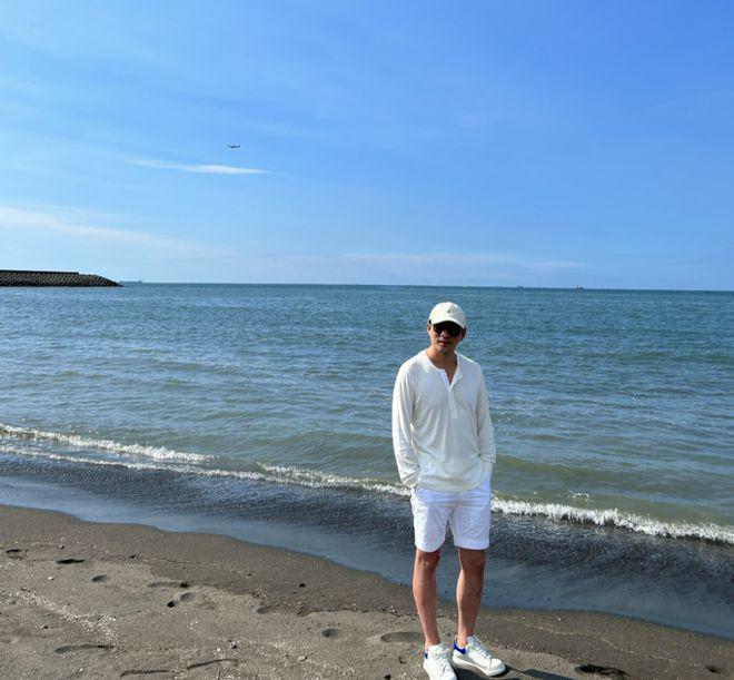 汪小菲返台在海边抱着女儿，小玥儿被指神态不情愿