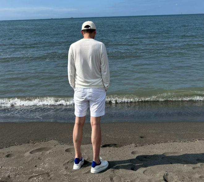 汪小菲返台在海边抱着女儿，小玥儿被指神态不情愿