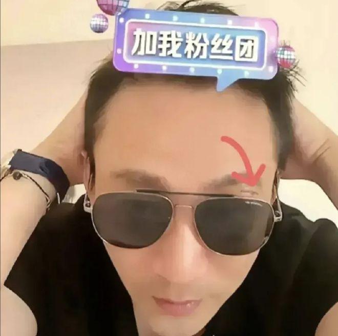 汪小菲返台在海边抱着女儿，小玥儿被指神态不情愿