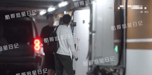 曝胡歌与出版社人员聚会 疑似有新书即将出版