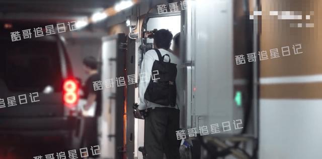 曝胡歌与出版社人员聚会 疑似有新书即将出版