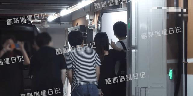 曝胡歌与出版社人员聚会 疑似有新书即将出版