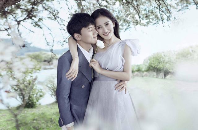 张杰谢娜带三女儿游乐场玩耍 夫妻俩贴脸自拍恩爱如初