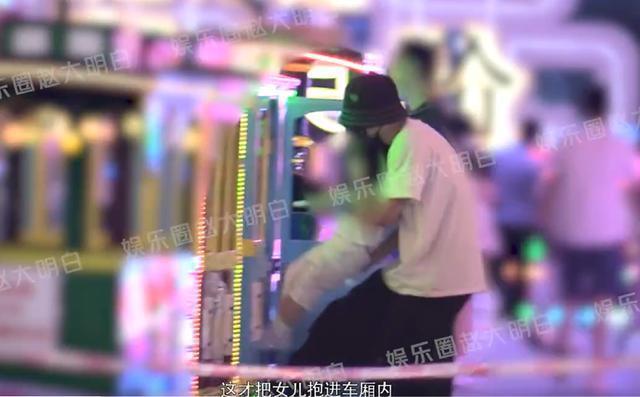 张杰谢娜带三女儿游乐场玩耍 夫妻俩贴脸自拍恩爱如初