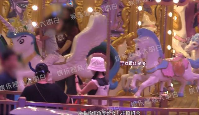 张杰谢娜带三女儿游乐场玩耍 夫妻俩贴脸自拍恩爱如初