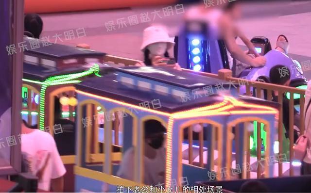 张杰谢娜带三女儿游乐场玩耍 夫妻俩贴脸自拍恩爱如初