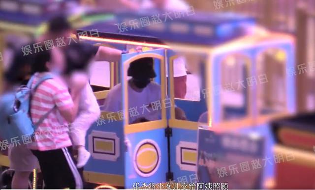 张杰谢娜带三女儿游乐场玩耍 夫妻俩贴脸自拍恩爱如初