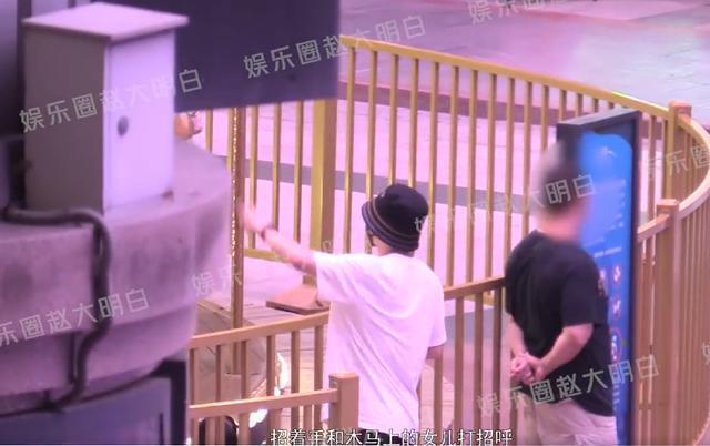 张杰谢娜带三女儿游乐场玩耍 夫妻俩贴脸自拍恩爱如初