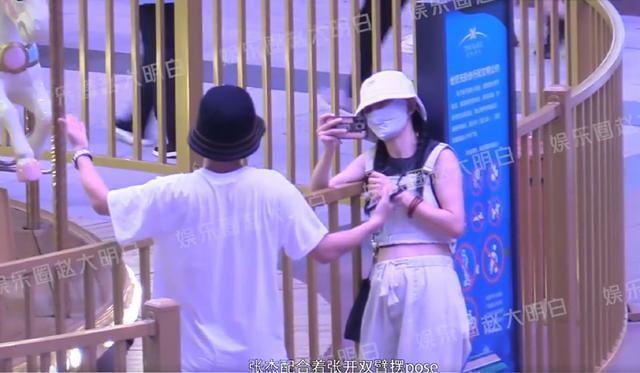 张杰谢娜带三女儿游乐场玩耍 夫妻俩贴脸自拍恩爱如初