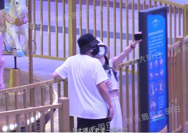 张杰谢娜带三女儿游乐场玩耍 夫妻俩贴脸自拍恩爱如初