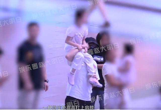 张杰谢娜带三女儿游乐场玩耍 夫妻俩贴脸自拍恩爱如初