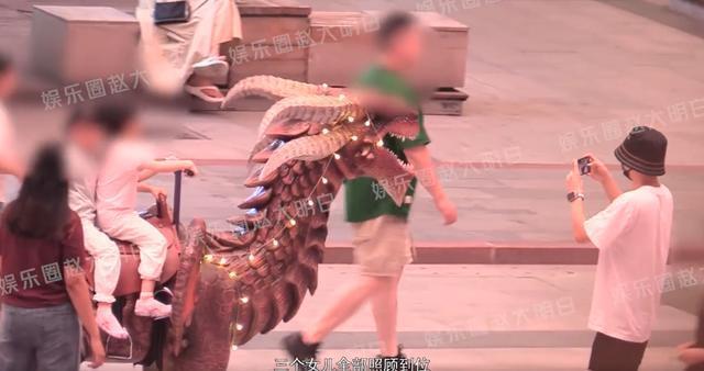 张杰谢娜带三女儿游乐场玩耍 夫妻俩贴脸自拍恩爱如初